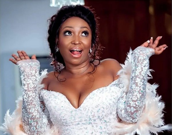 Aunty: Kuuza Nguo Sio Umaskini - Global Publishers