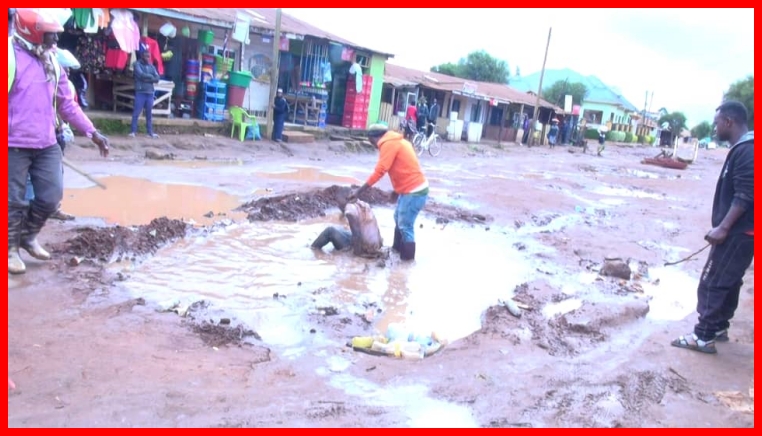 Mwizi Aogeshwa Maji ya Tope, Akimbia Kipigo Kutoka kwa Wananchi, Polisi Wamuokoa - Global Publishers