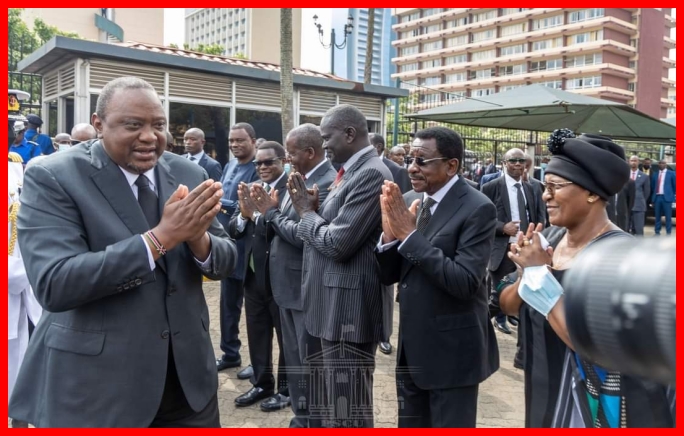 Rais Kenyatta na Mkewe Aongoza Waombolezaji Kuaga Mwili wa Mwai Kibaki