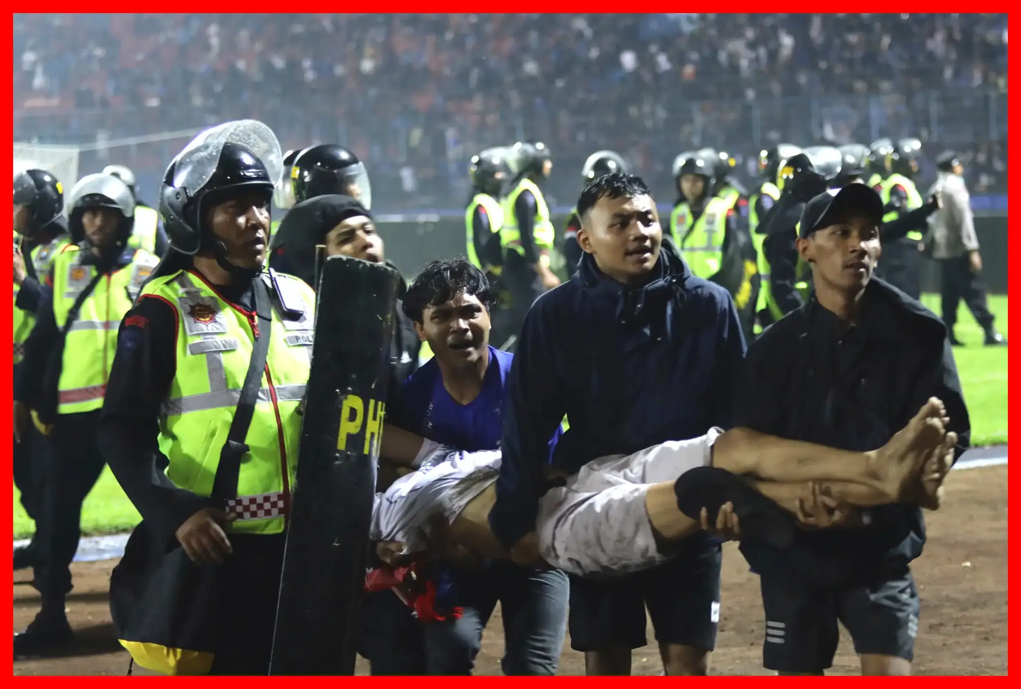 Watu 127 Wafariki Katika Mkanyagano Katika Mechi ya Soka Indonesia – (Picha +Video)