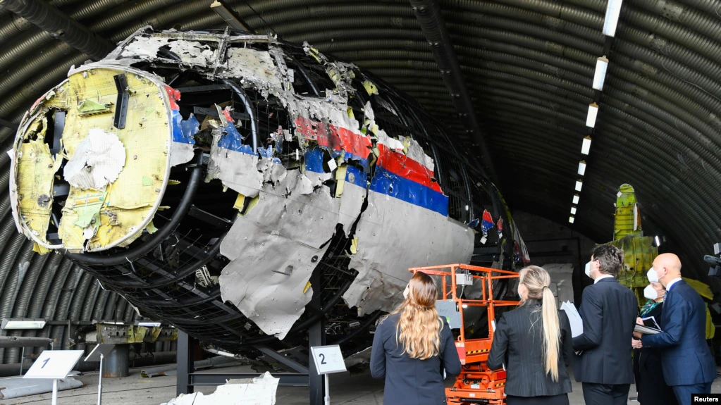 Watatu Wahukumiwa Kifungo cha Maisha kwa Kuitungua Ndege ya Malaysia -MH17 - Global Publishers