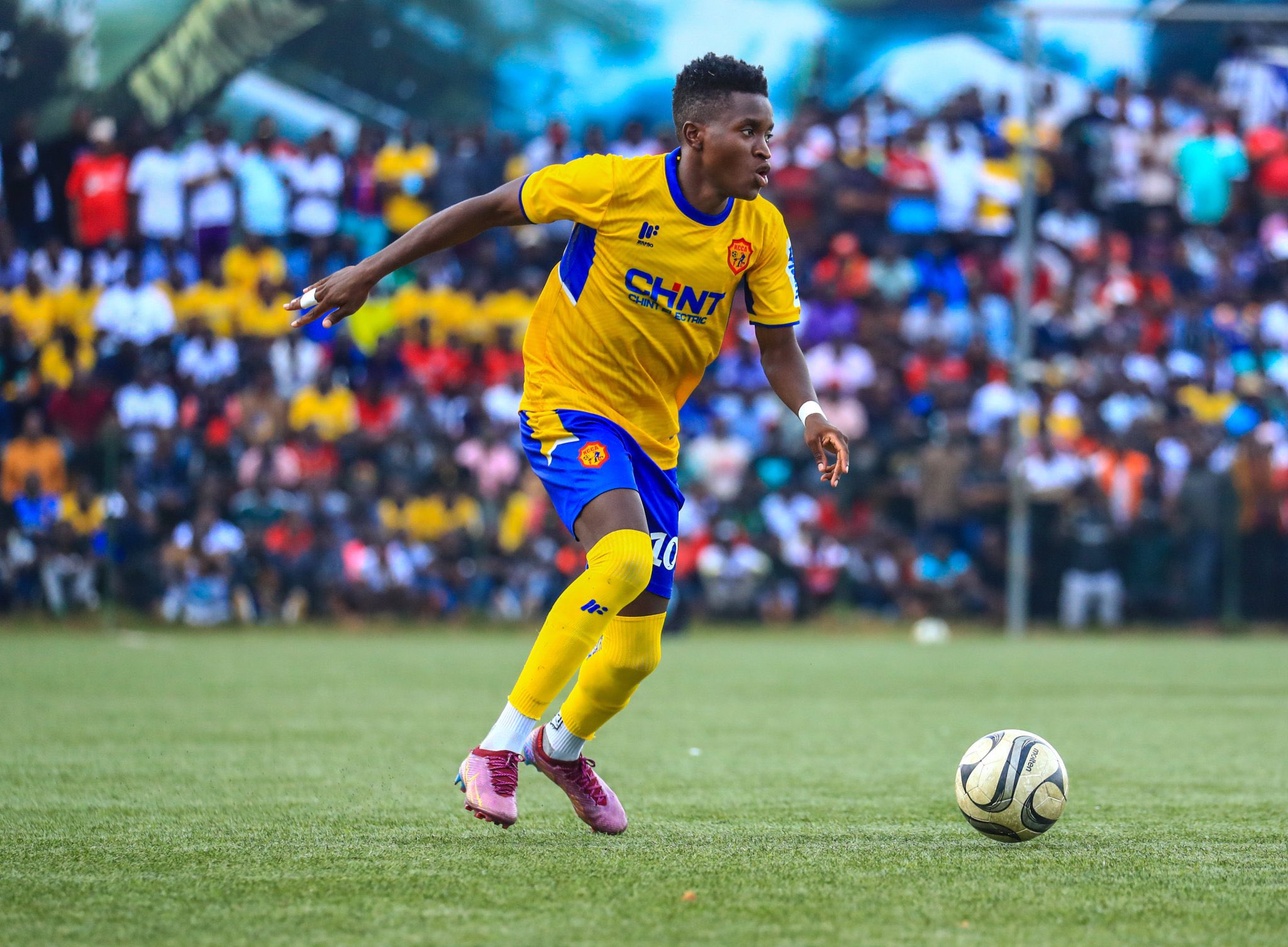 Winga la Kazi Nakuja Yanga… Azungumza na Championi Jumatano Akiwa Uganda - Global Publishers