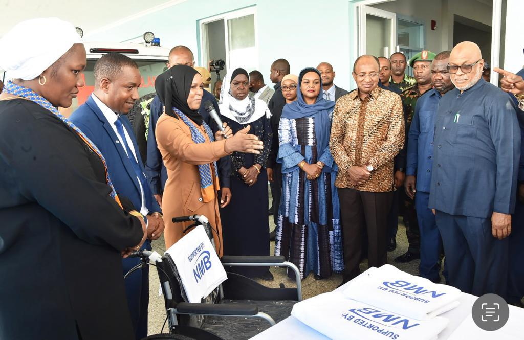 Rais Dkt. Hussein Mwinyi Apokea Msaada Kutoka NMB Wa Vifaa Tiba Hospitali Ya MiCheweni Pemba - Global Publishers