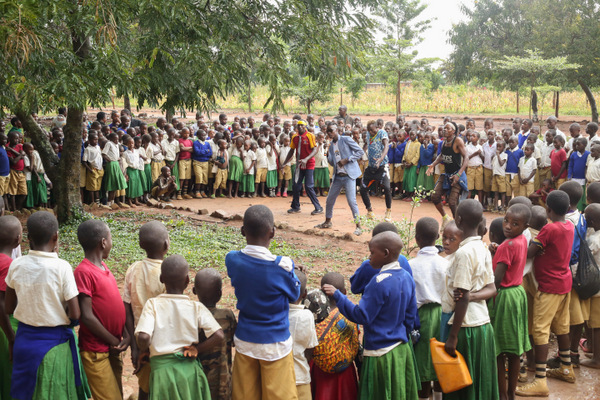 GGML Yakabidhi Madarasa 2 kwa Shule ya Msingi Kiziba - Global Publishers