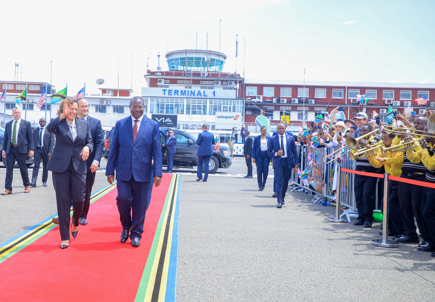 MAKAMU WA RAIS WA MAREKANI KAMALA HARRIS AHITIMISHA ZIARA YAKE TANZANIA-(VIDEO+PICHA) - Global Publishers