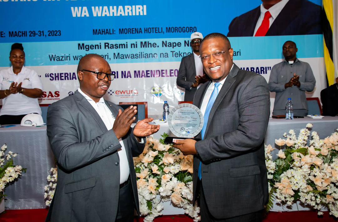 Jukwa la Wahariri Wampa Tuzo ya Kihistoria Waziri Nape Nnauye - Global Publishers