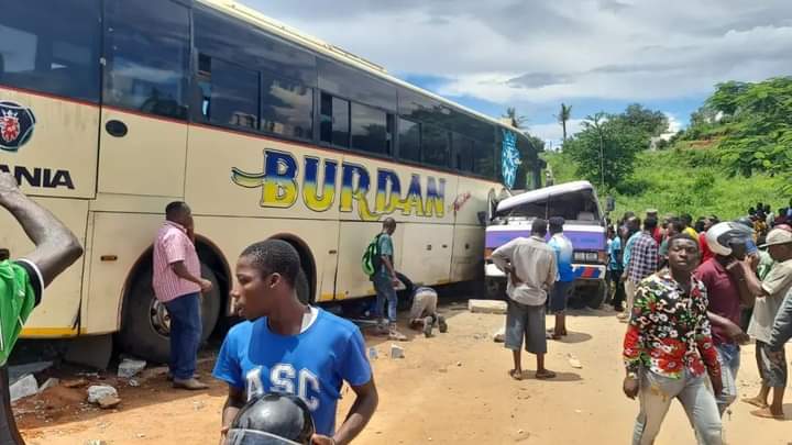 Watu Kadhaa Wahofiwa Kufariki Baada ya Basi la Burudani Kuacha Njia na Kugonga Daladala - Global Publishers