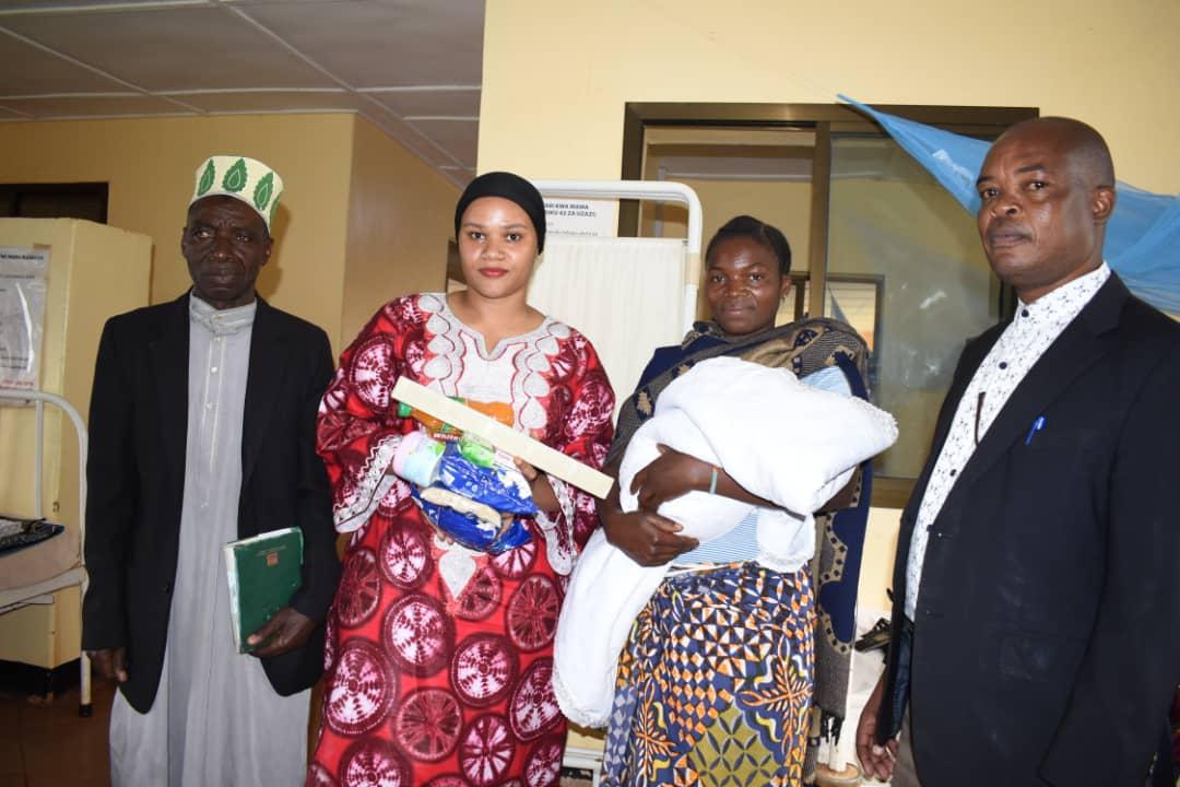 DC Mwanziva na Mashekhe Ludewa Wawafikia Kinamama Hospitalini - Global Publishers