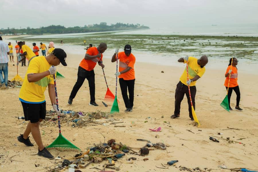Wafanyakazi wa Kampuni ya SBL Wafanya Usafi Ufukwe wa Coco Jijini Dar es Salaam - Global Publishers