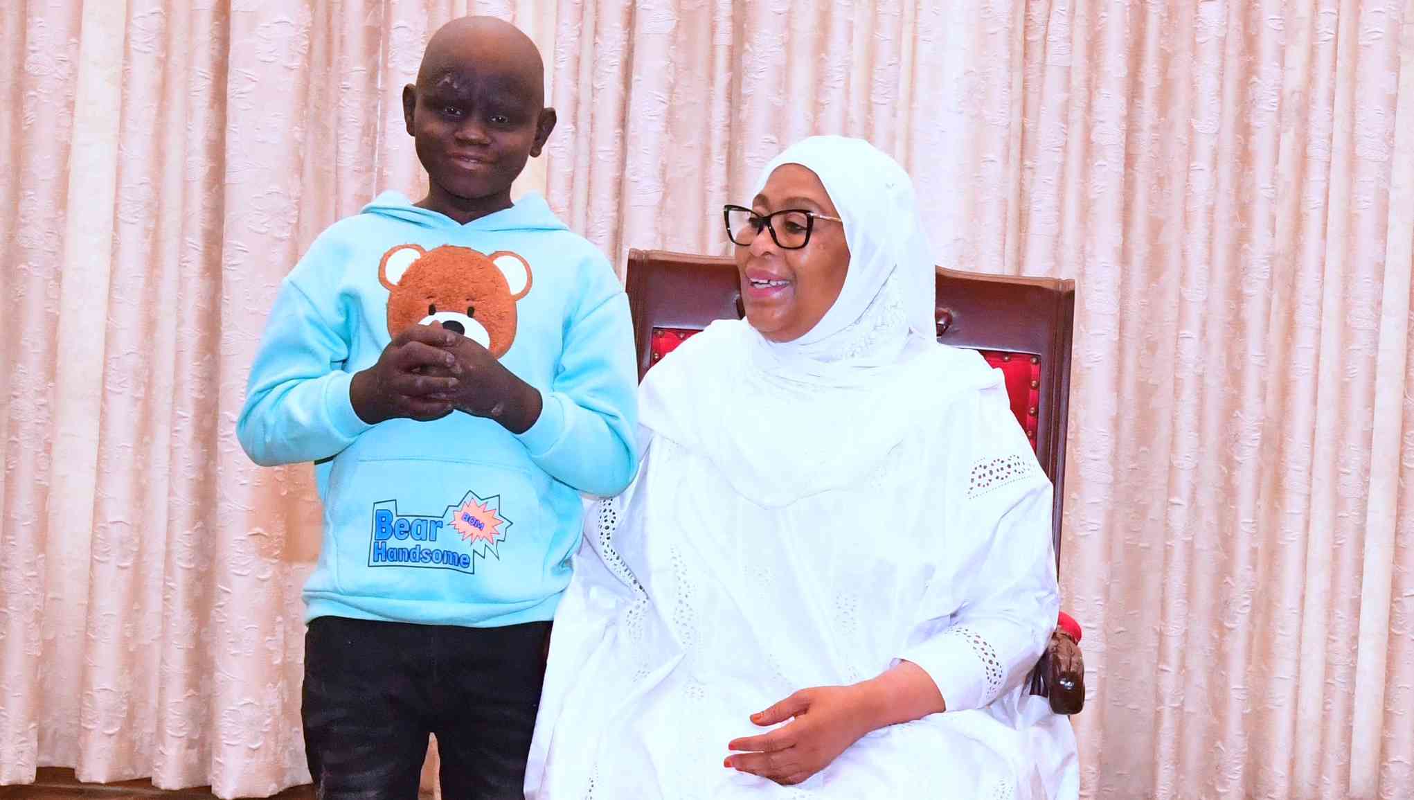 Watu waliogopa kumsogelea; Rais Samia akamshika mkono na kuokoa maisha yake - Global Publishers