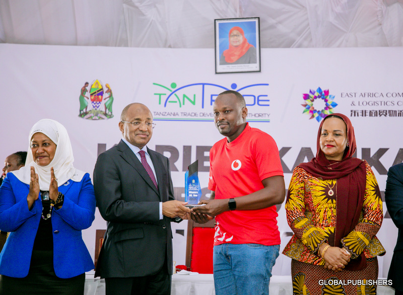 Vodacom Yashinda Tunzo Ya  Banda La Utoaji Huduma Bora Kwa Kundi La Makampuni Ya Simu - Global Publishers