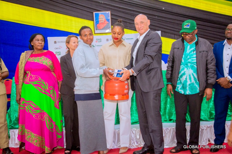 Jokate Azungumza, Wenyeviti, Watendaji Kata Na Wilaya Ya Korogwe Wakizawadiwa Mitungi Na Majiko Yake 500  Na Oryx - Global Publishers