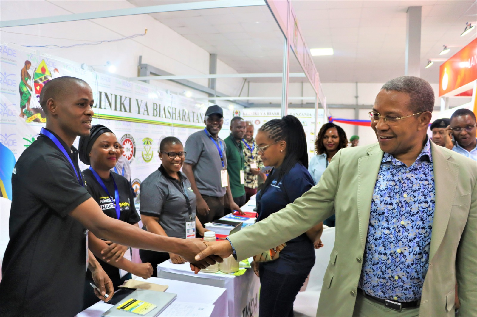 Rais Mstaafu Mhe. Kikwete, Mwenyekiti wa Wafanyabiashara Kariakoo Watemebelea Banda la TRA Sabasaba - Global Publishers