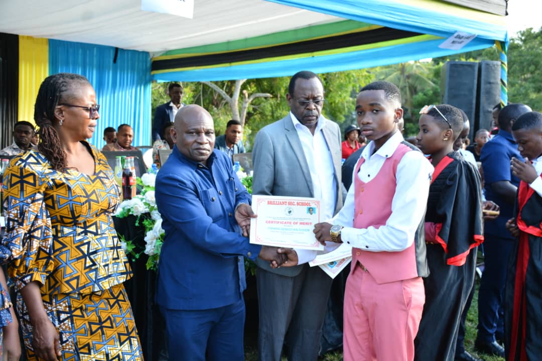 Wanafunzi Bora Shule ya Brilliant Kutesa na iphone Macho Matatu - Global Publishers