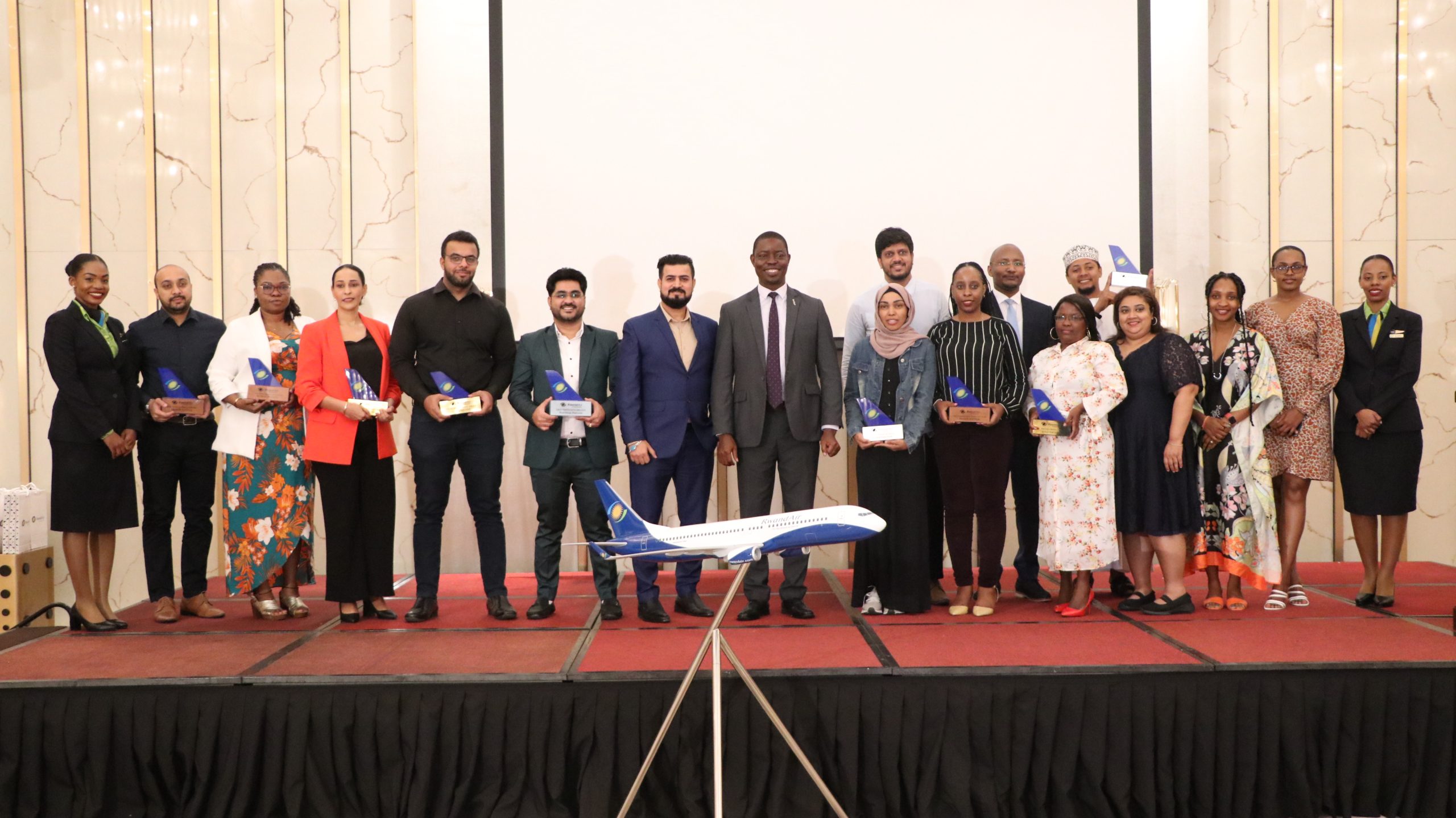 Shirika la Ndege la Rwandair Lamwaga Zawadi Kwa Wateja, Wadau Wa Tanzania - Global Publishers
