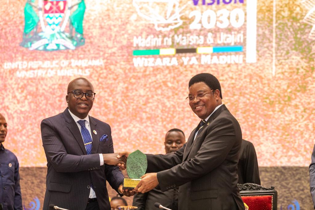 Majaliwa atembelea banda la GGML kwenye maonesho ya madini, aipa tano utekelezaji CSR - Global Publishers