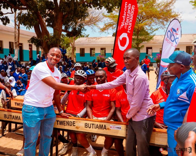 Vodacom Kwa Kushirikiana Na Twende Butiama Wapanda Miti Na Kusaidia Madawati Kwa Shule Ya Msingi Dodoma - Global Publishers
