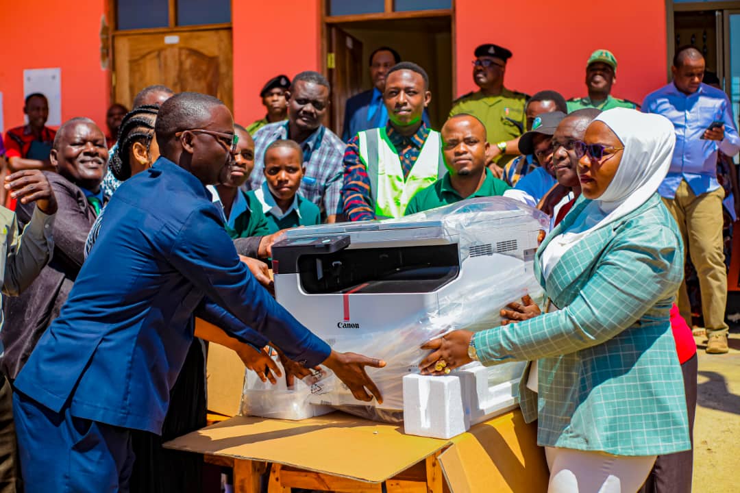 DC Mgomi Akabidhi Mashine ya Kutolea Photocopy Shule ya Sekondari Shinji - Global Publishers