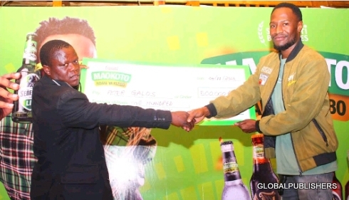 Washindi Wa Kampeni ya Serengeti Lite, Maokoto Ndani Ya Kizibo Walivyokabidhiwa Maokoto - Global Publishers