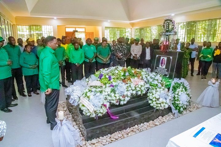 Paul Makonda Aangua Kilio Kaburini Kwa Hayati Magufuli Chato Mkoani Geita (Picha + Video) - Global Publishers