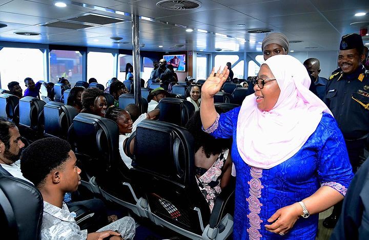 Rais Samia Alivyosalimiana na Wafanyakazi, Wananchi ndani ya Meli ya MV Kilimanjaro 8 - Global Publishers