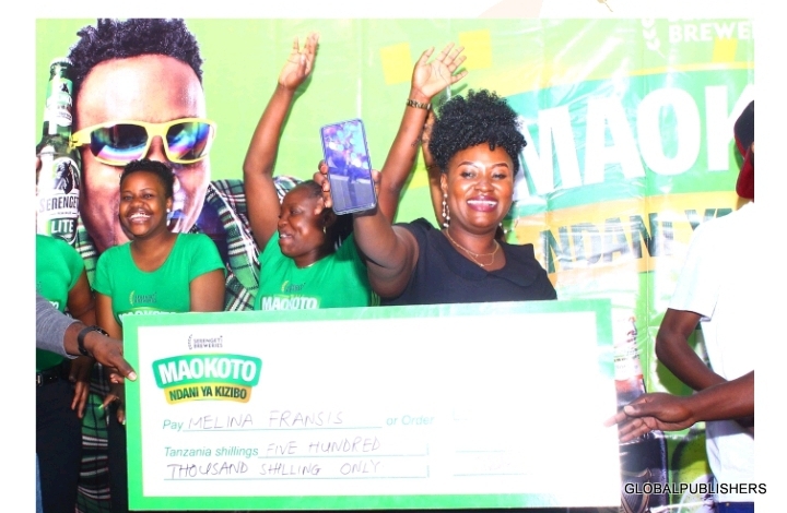 Mkazi Wa Mwanza Akabidhiwa Hundi Baada Ya Ushindi Wa Serengeti Lite Maokoto Ndani Ya Kizibo - Global Publishers