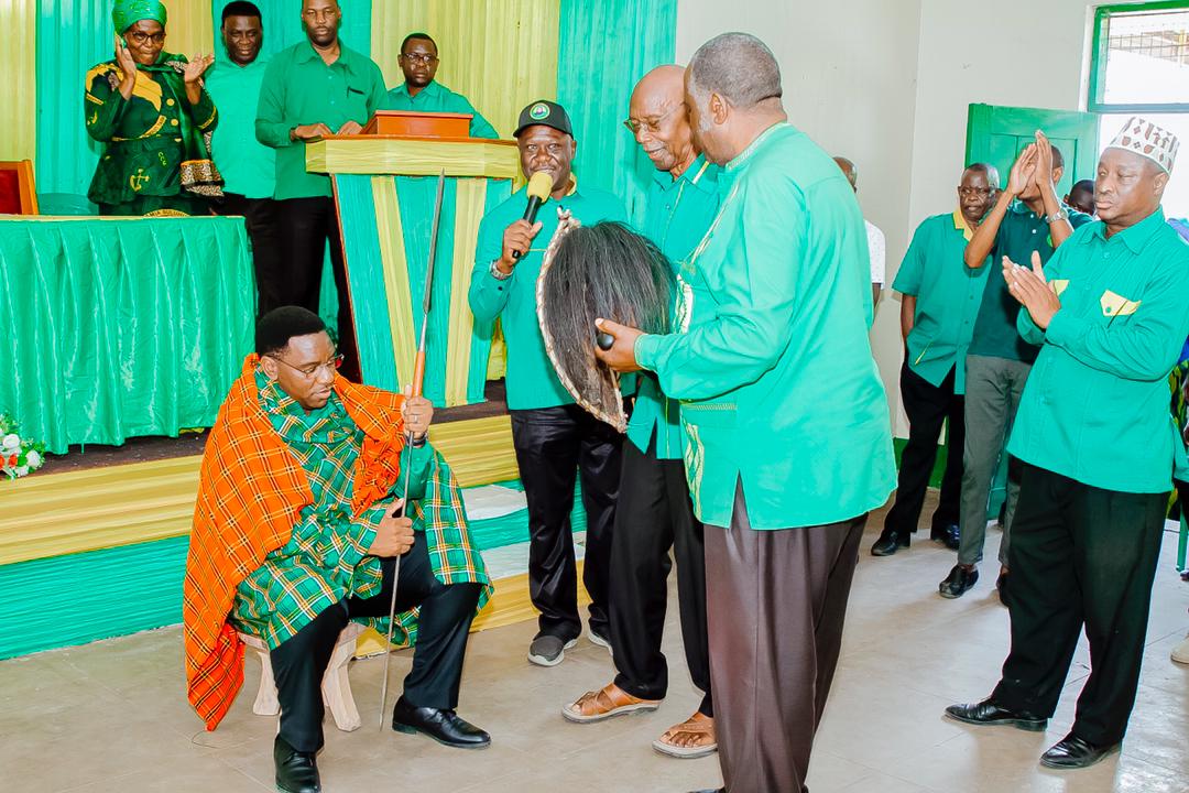 Makonda Asimikwa Uchifu Na Wazee Wa Mara - Global Publishers