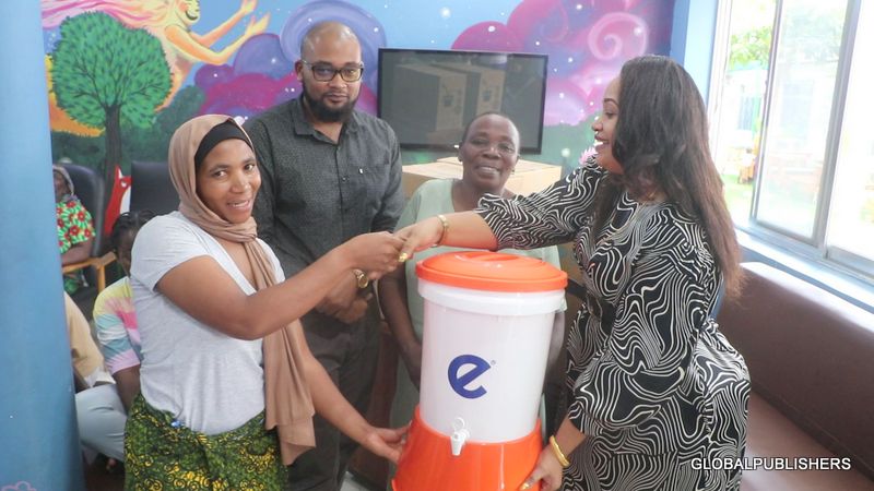 Queen Masanja Na Kampuni Ya Fixchap Watoa Msaada Wa Vitakasa Maji Kwa Watoto Wanaouguzwa Saratani - Global Publishers