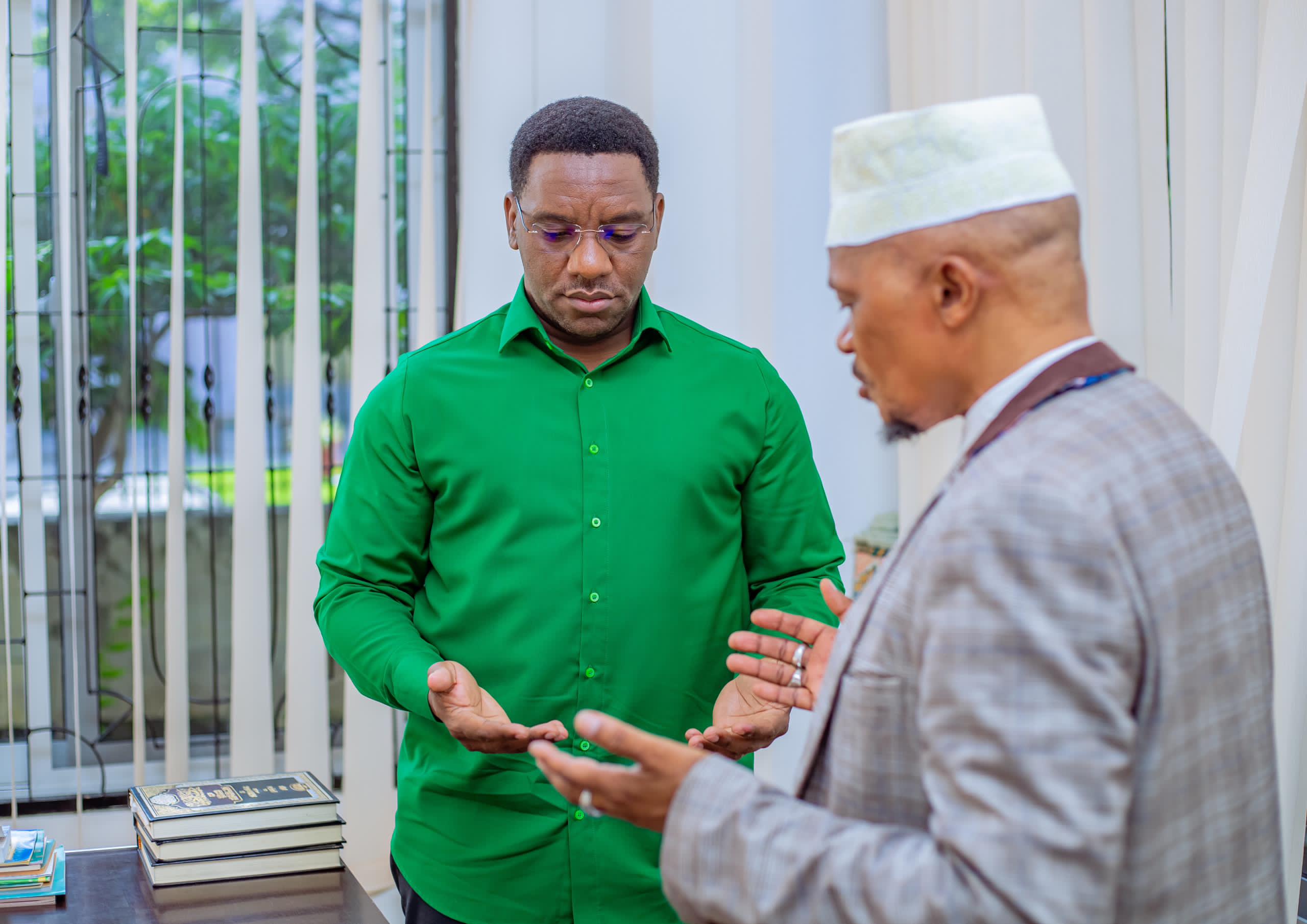 Mufti Watanzania Dkt. Abubakari Zuberi Ally Amfanyia Dua Maalum Makonda – Picha - Global Publishers