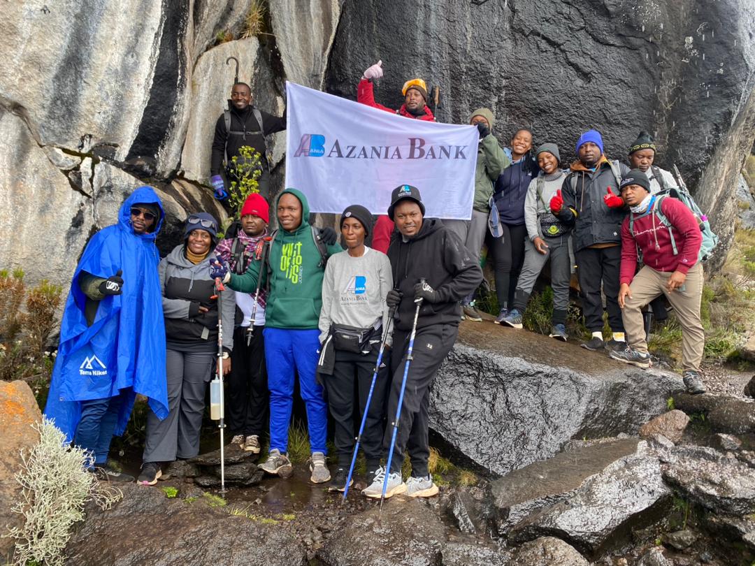 Wafanyakazi Wa Benki Ya Azania Walivyofika Kwenye Kilele Cha Mlima Kilimanjaro - Global Publishers