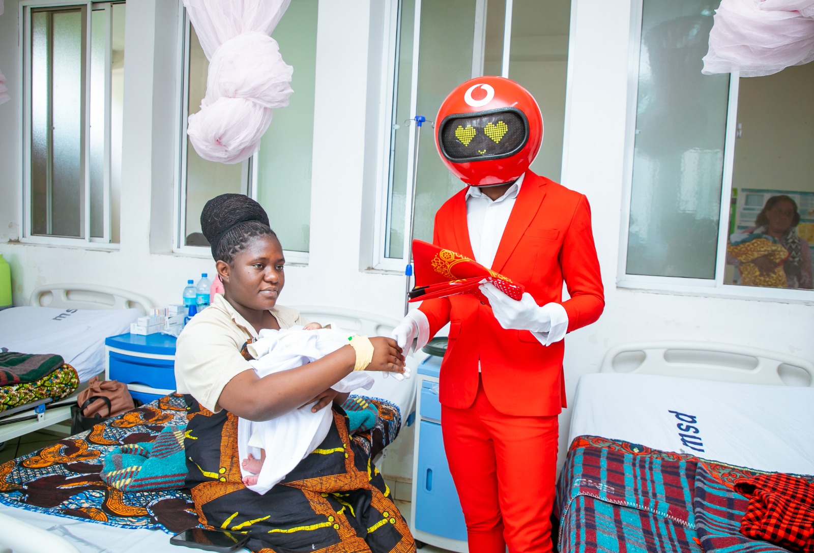 Vodacom Yakabidhi Bima Za Afya 200 Na Zawadi Zingine Kwa Kinamama Na Watoto - Global Publishers