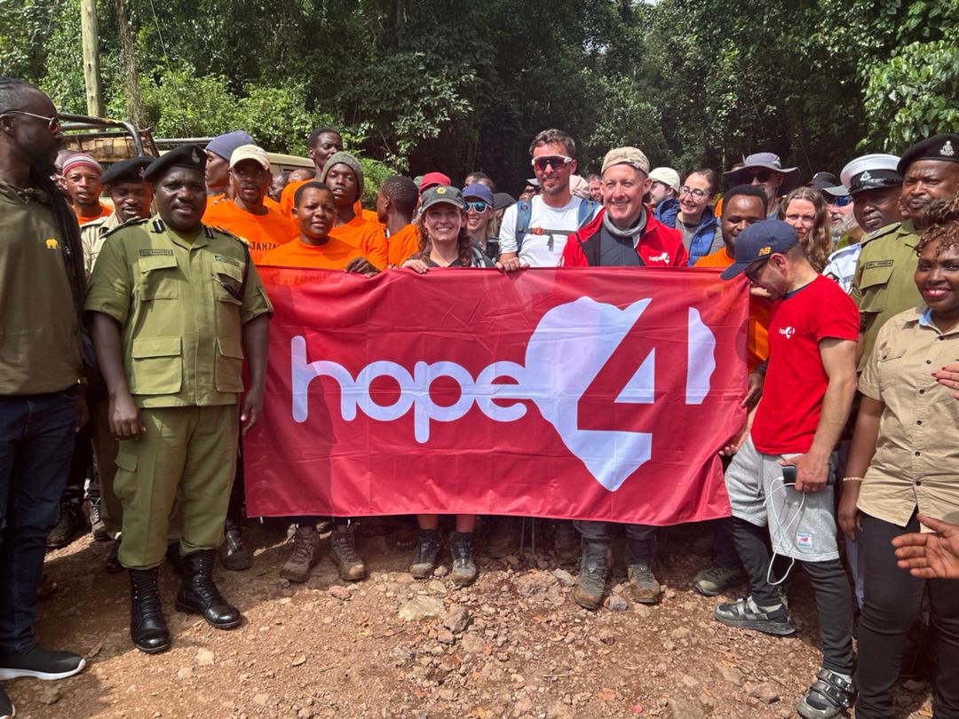 POLISI WAMKAMATA ALIYOWATAPELI WATALII WALIOKUJA KUPANDA MLIMA KILIMANJARO - Global Publishers