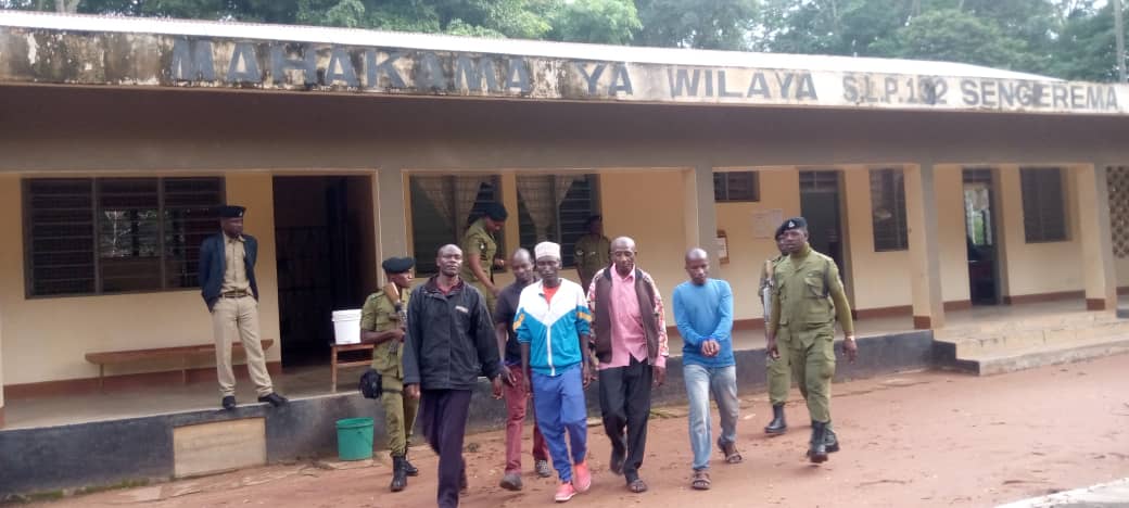 Waliokutwa na Meno ya Tembo Wahukumiwa miaka 100 - Global Publishers