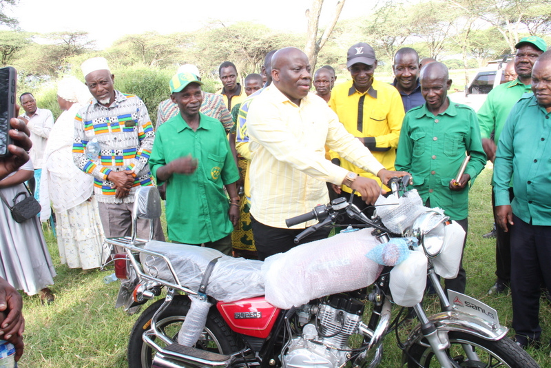 MNEC Simiyu Awaasa Viongozi Wa Kuchaguliwa na Wananchi, Atoa Pikipiki Kwa Askari Wanyamapori - Global Publishers