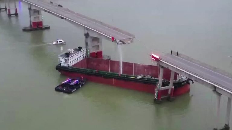 Meli Yagonga Daraja na Kutumbukiza Magari kwenye mto Guangzhou, China – Video - Global Publishers