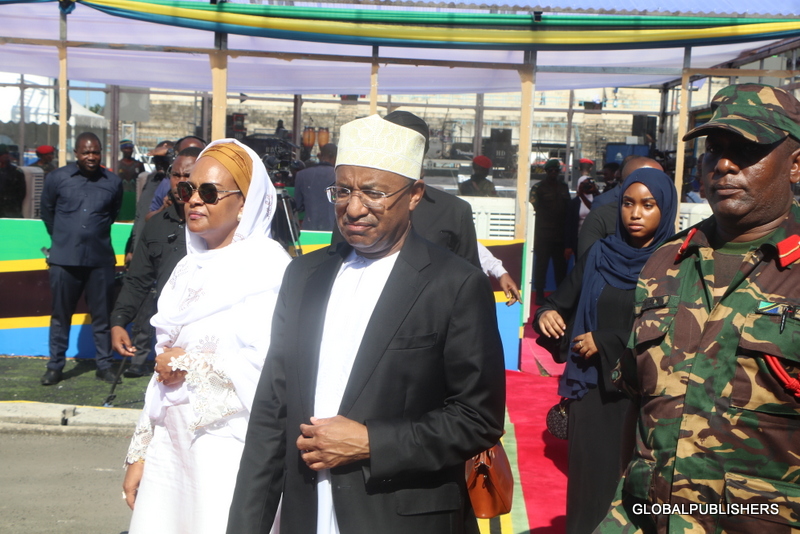 Huzuni! Rais Hussein Mwinyi, Kabla Na Baada ya Kutoa Heshima Za Mwisho Mbele Mwili Wa Baba Yake - Global Publishers