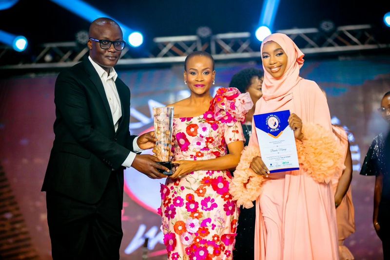 Waziri Nape na Naibu Waziri wa Maji Wanogesha Usiku Wa Malkia Wa Nguvu Mlimani City - Global Publishers