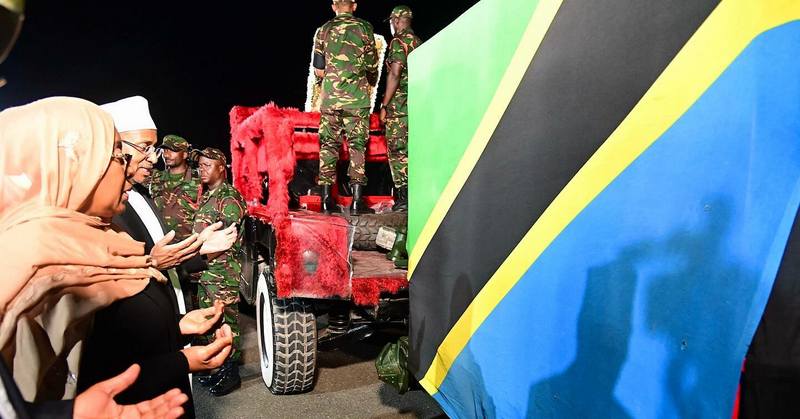 Rais Samia Aongoza kupokea Mwili wa Rais Mstaafu Hayati Mzee Mwinyi Zanzibar - Global Publishers