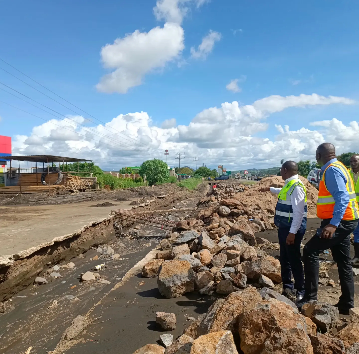 Rais Samia Aipa TANROADS Bil 66 Kuanz Urejeshaji Miundombinu ya Barabara Iliyoharibika - Global Publishers