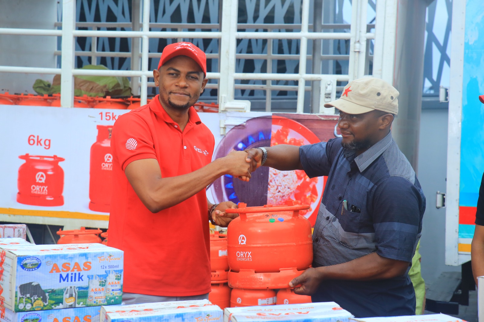 Oryx Gas Na ASAS Wamkabidhi Mchengerwa Msaada Wa Vyakula Na Mitungi Ya Gesi Waathika Wa Mafuriko Ya Rufiji - Global Publishers