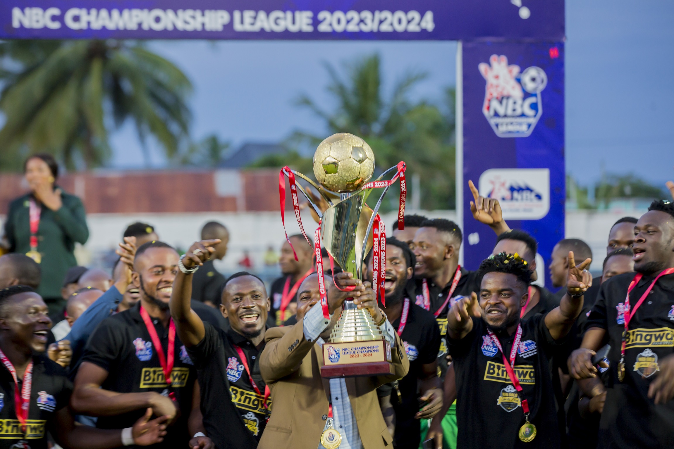Benki ya NBC Yakabidhi Kombe la Ubingwa wa NBC Championship Kwa Kengold - Global Publishers