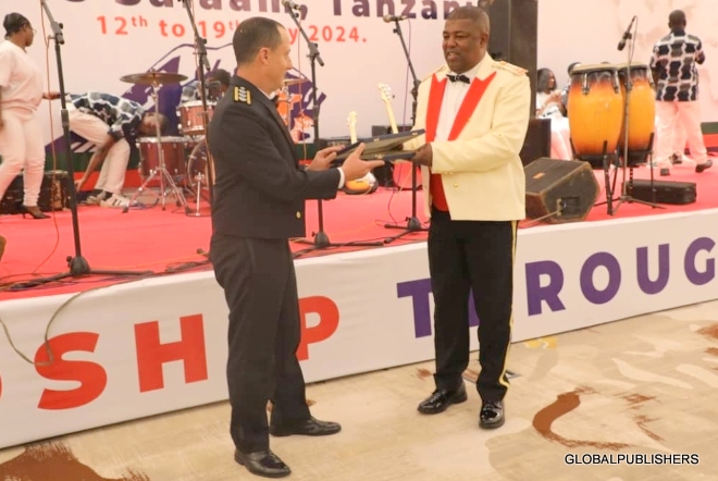 Mnadhimu Mkuu Wa JWTZ Amkabidhi Zawadi Rais Wa Baraza La Michezo Ya Majeshi Duniani - Global Publishers