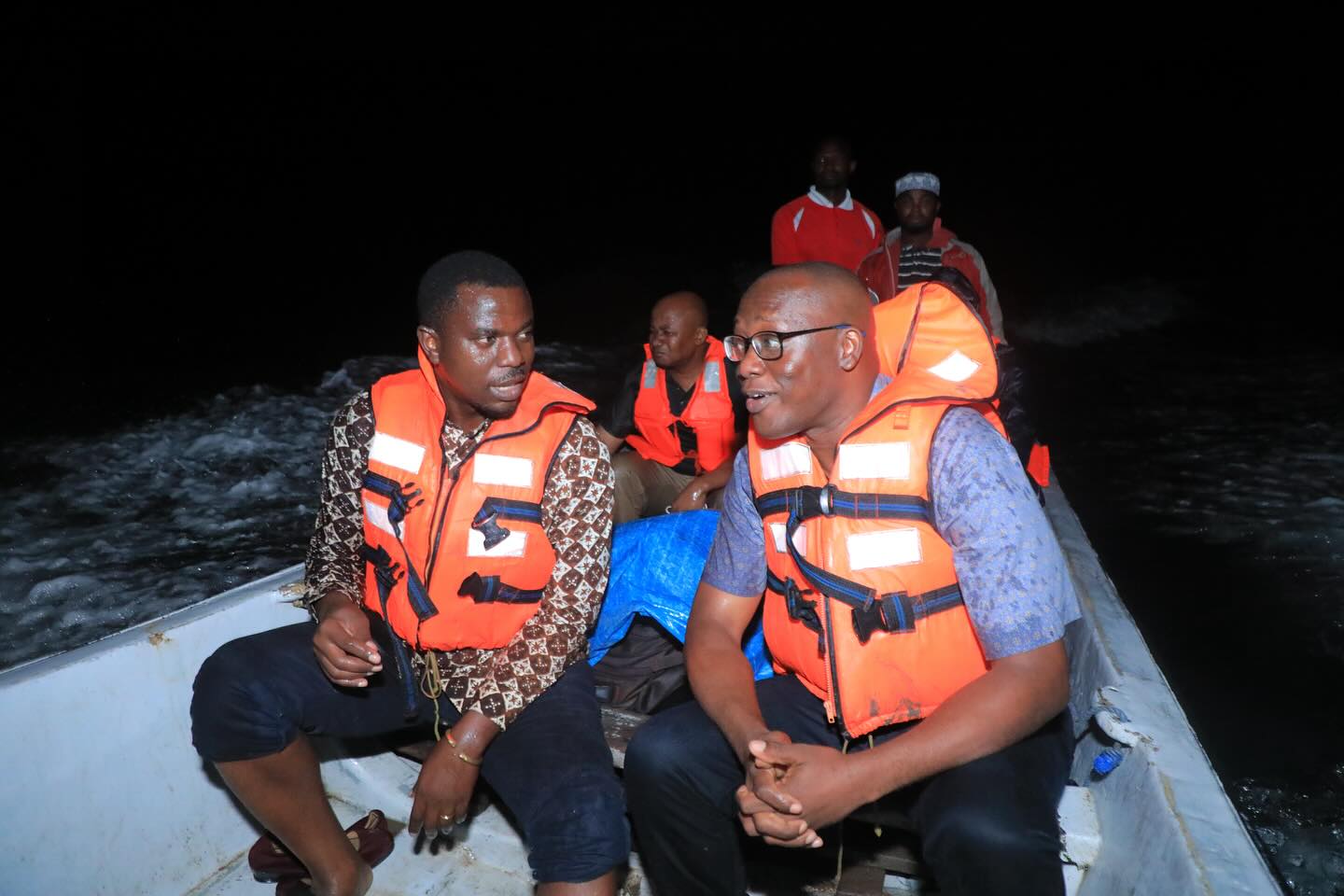 Waziri Bashungwa, Mkuu wa Wilaya Wapanda Boti Kuwafikia Wananchi Lindi – Picha - Global Publishers