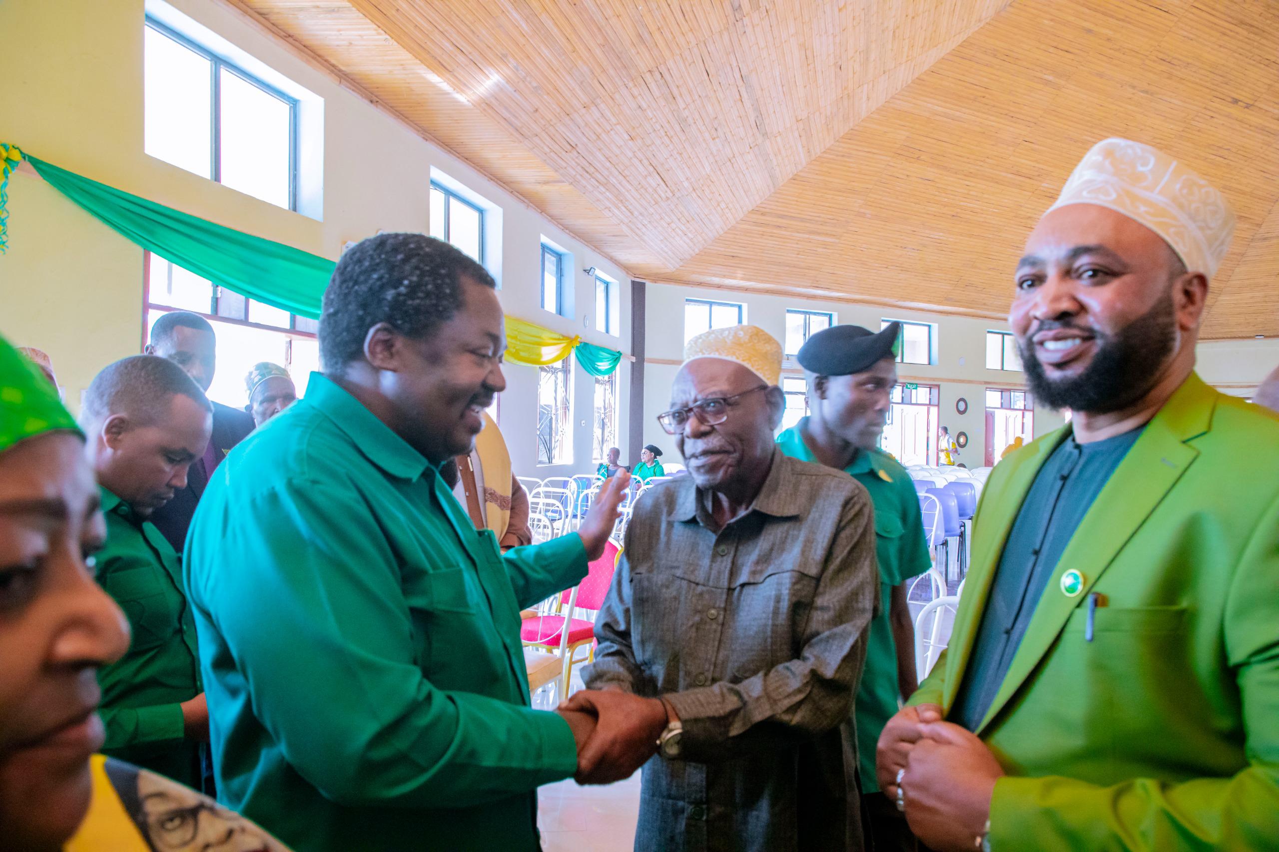 Dkt. Nchimbi Asalimiana na Wanachama, Viongozi wa CCM Singida Baada ya Mkutano wa Ndani - Global Publishers