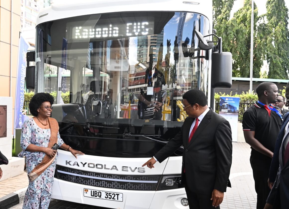 Waziri Mkuu Akagua basi aina ya KAYOOLA EVS linalotumia umeme - Global Publishers