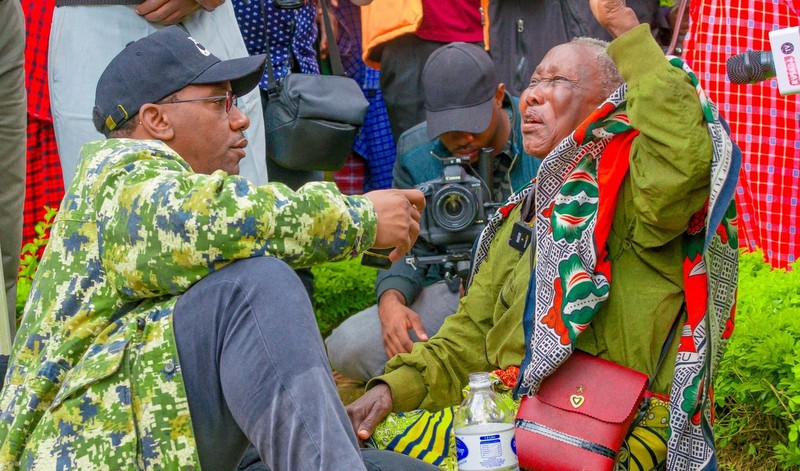 RC Makonda Aahidi Kumjengea Nyumba ya Vyumba Viwili Bibi Penina Petro – Video - Global Publishers