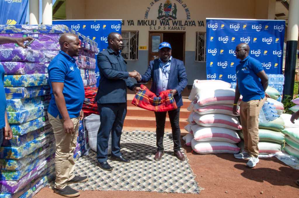 Mkuu Wa Wilaya Ya Karatu Apokea Misaada Ya Waathirika Wa Mafuriko Kutoka Kwa Wadau - Global Publishers