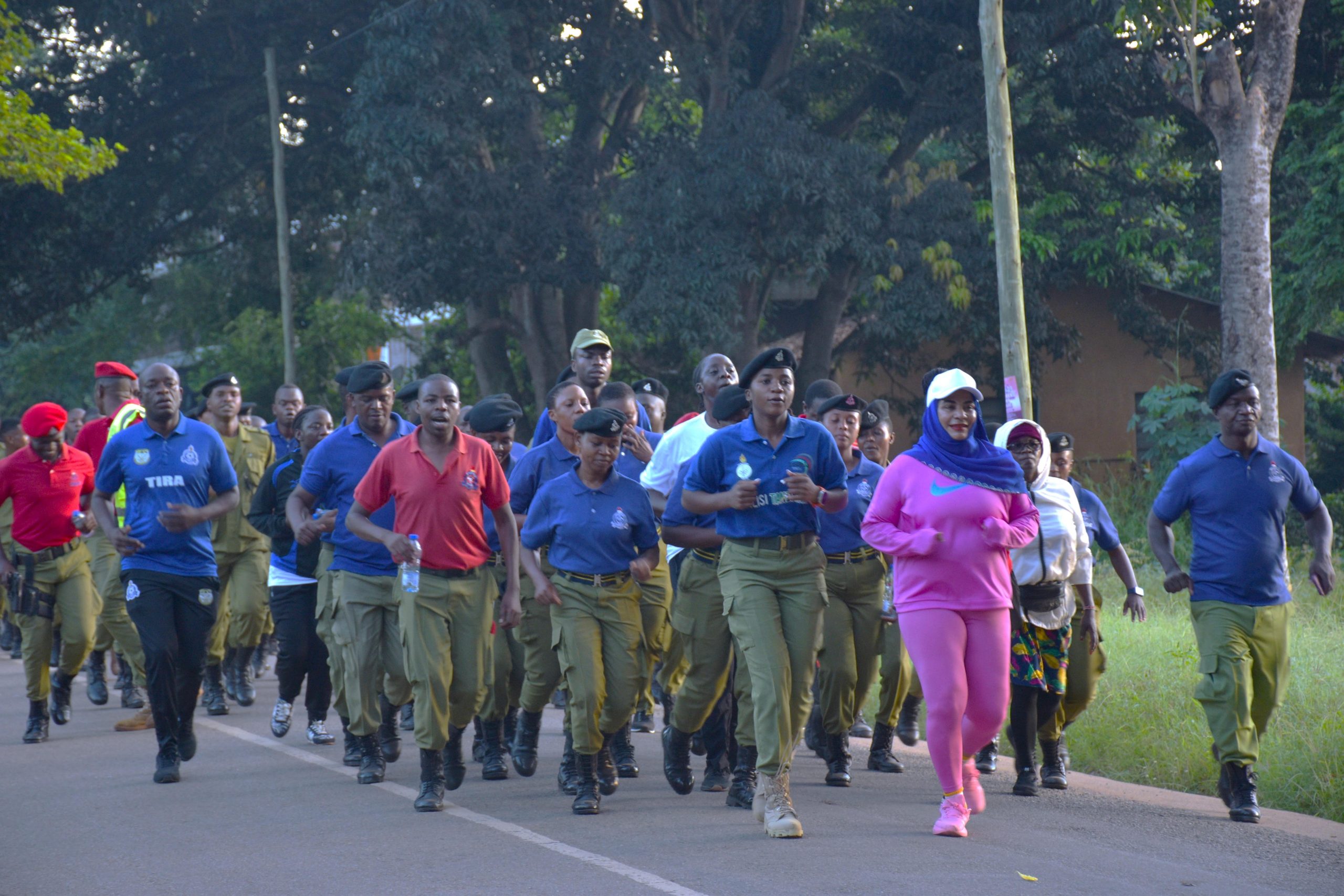 Bondwa Hiking Club, Polisi Waipa Moto Kauli ya Waziri Mkuu - Global Publishers
