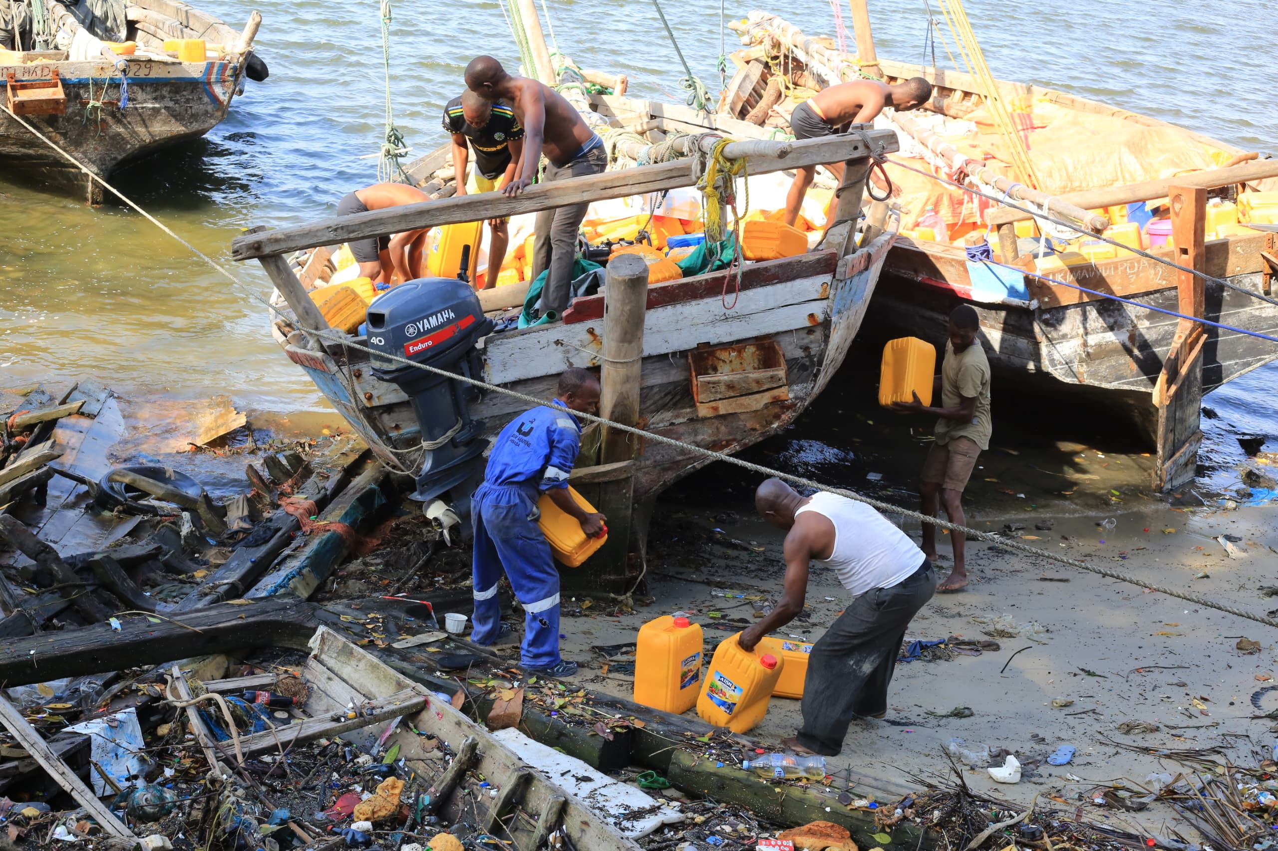 Polisi Wanamaji Dar Wakamata Majahazi Yakikwepa Kodi Kusafirisha Mafuta Dumu 1731 - Global Publishers