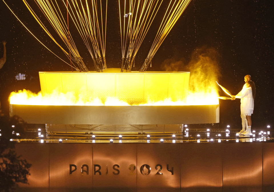 Paris yanga’a wakati wa ufunguzi ya michezo ya Olimpiki (Picha +Video) - Global Publishers